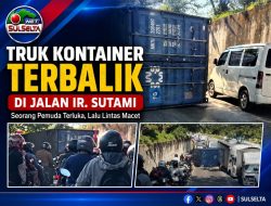 Truk Kontainer Terbalik di Jalan Ir. Sutami, Seorang Pemuda Terluka